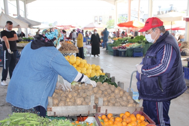 Antalya'da pazara gelen vatandaşların "sosyal mesafe" hassasiyeti