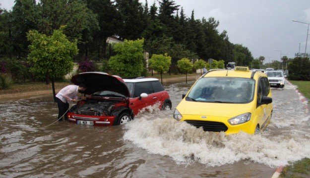 Antalya'da sağanak yağmur caddeleri göle çevirdi