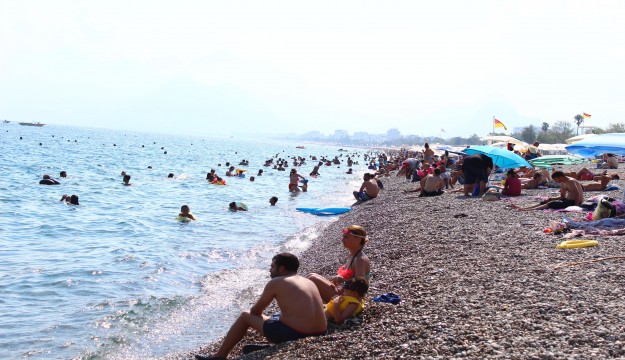 Antalya'da sahillerde bayram yoğunluğu   