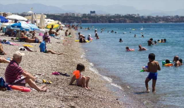  Antalya'da sahillerde yoğunluk