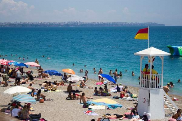 ​Antalya'da sahillerde yoğunluk