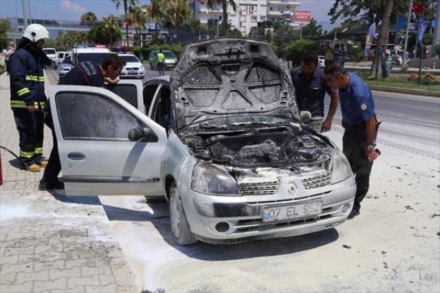 Antalya'da seyir halindeki otomobilde yangın