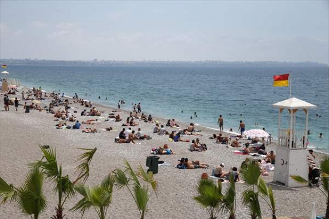 Antalya'da sıcaktan bunalanlar denizde serinledi 
