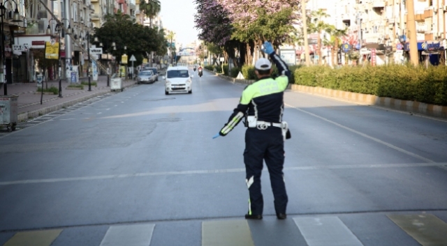 Antalya'da sokağa çıkma kısıtlamasına uymayan 3 bin 975 kişiye para cezası