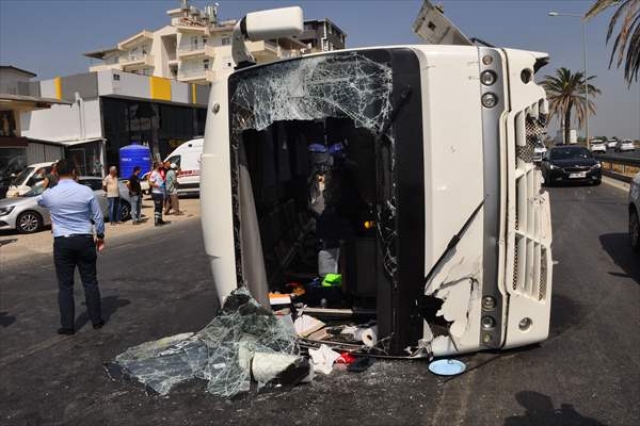 Antalya'da tur midibüsü devrildi: 16 yaralı