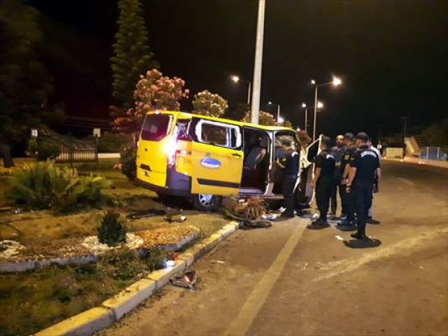 Antalya'da tur midibüsü ile taksi çarpıştı: 1 ölü, 7 yaralı