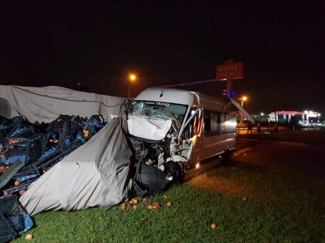 Antalya'da tur minibüsü kamyona çarptı: 6 yaralı