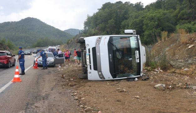 Antalya'da tur otobüsü devrildi: 6 turist yaralı 