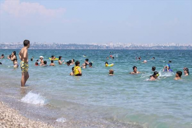  Antalya'da turistler sahilleri doldurdu
