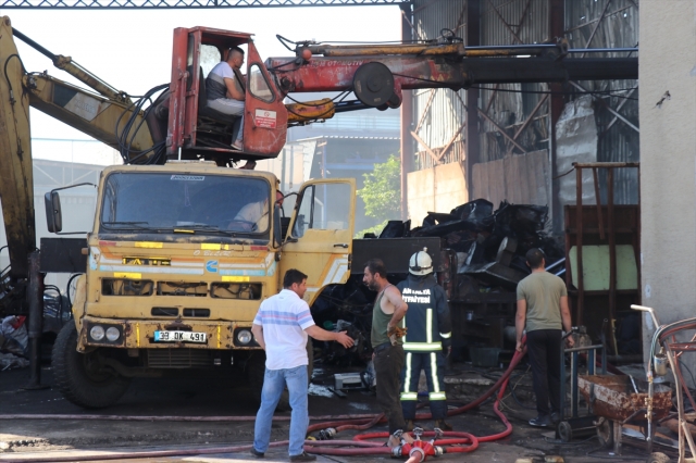 Antalya'da tutuşan pres makinesi alev alev yandı