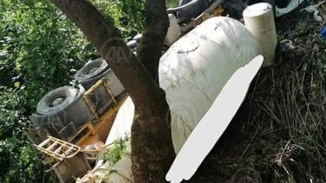 Antalya'da uçuruma devrilen beton mikserinin sürücüsü öldü