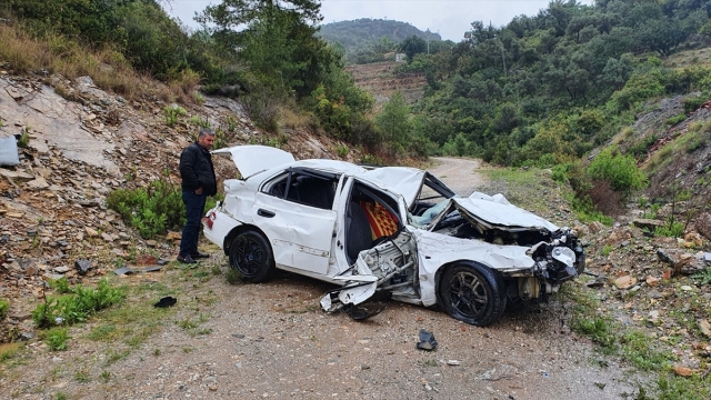 Antalya'da uçuruma yuvarlanan otomobilin sürücüsü yaralandı