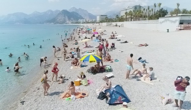 Antalya'da yakıcı güneş tatilcileri denize döktü 