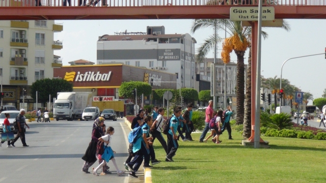 Antalya'da yaya geçidine dalan otomobil vatandaşa ders olmadı