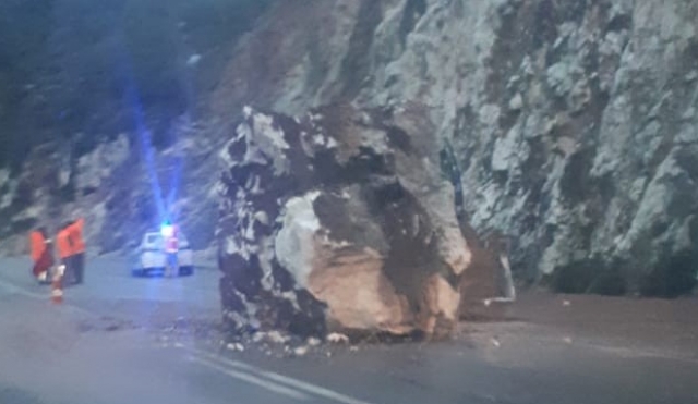 Antalya'da yola yuvarlanan dev kaya korkuttu   