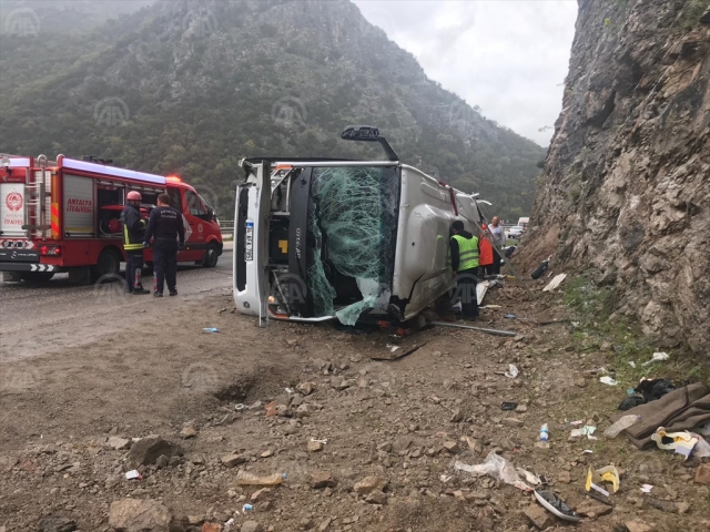 ​Antalya'da yolcu otobüsü devrildi