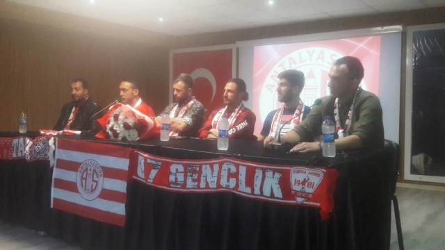 Antalyaspor futbolcuları, OSB Meslek ve Teknik Anadolu Lisesi'ne konuk oldu  
