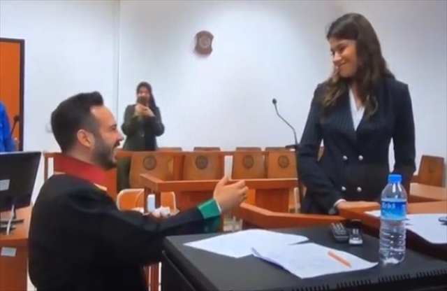 Avukattan duruşma salonunda evlenme teklifi