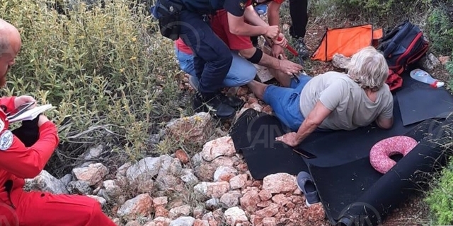 Ayağı burkulduğu için dağda mahsur kalan kadın kurtarıldı