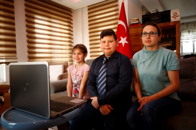 Bakan Çavuşoğlu'nun sürprizi şehit ailesini sevindirdi