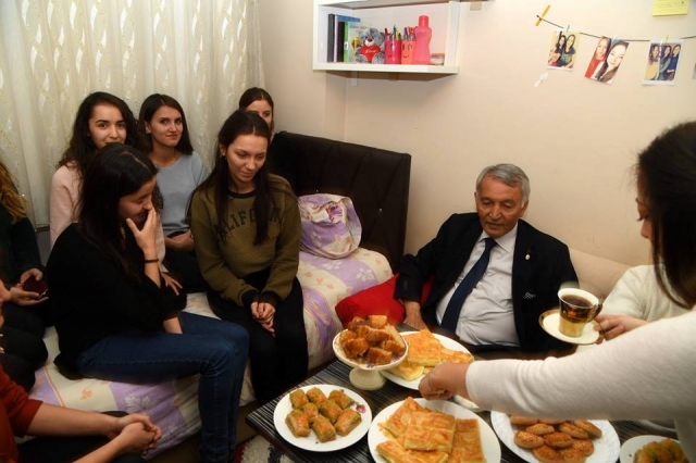 Isparta'da Öğrenciler Twitter’dan davet etti, Başkan Günaydın çaya gitti