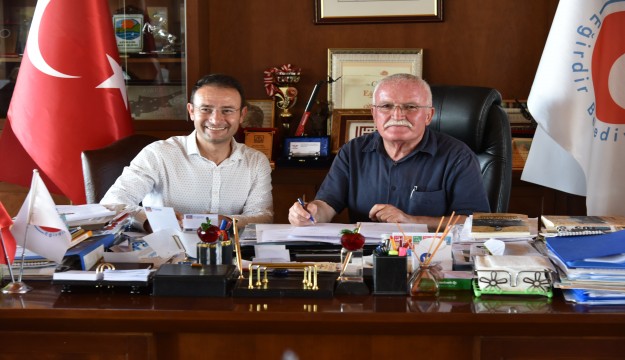 Başkan Şengöl ve Federasyon Başkanı Yalçınkaya sözleşmeyi birlikte imzaladı