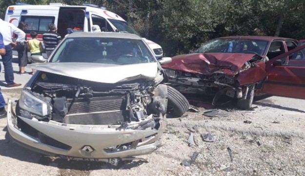 ​Burdur’da 2 otomobil kafa kafaya çarpıştı: 8 yaralı