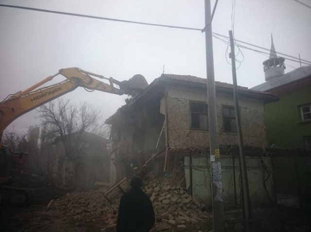 Burdur’da metruk binalar yıkılıyor