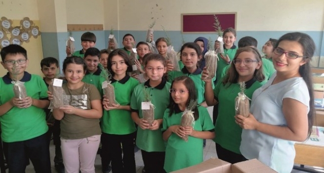 Burdur’un Bucak İlçesi’nde 2018-2019 Eğitim-Öğretim yılının ilk gününde 5’nci sınıf öğrencilerine fidan dağıtıldı.
