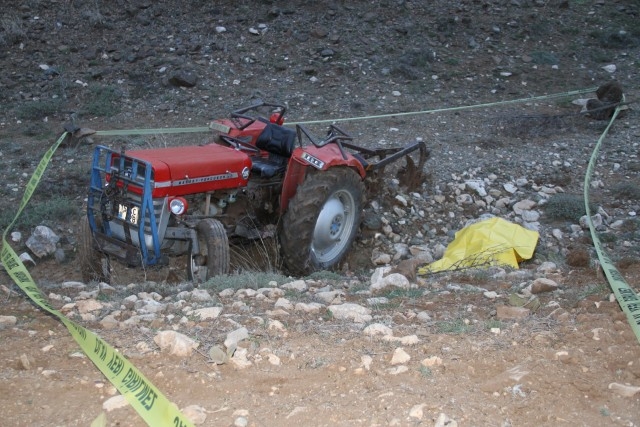Burdur'da devrilen traktörün sürücüsü öldü
