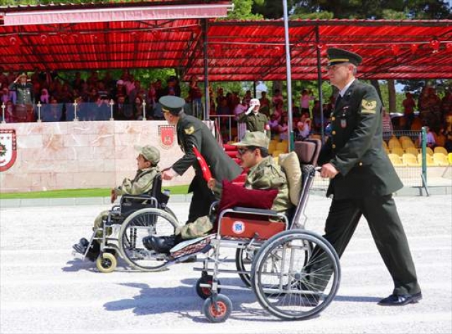 Burdur'da engellilerin bir günlük askerlik sevinci