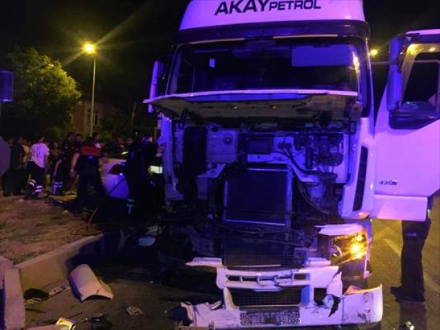 Burdur'da kamyon ile otomobil çarpıştı: 1 ölü, 3 yaralı