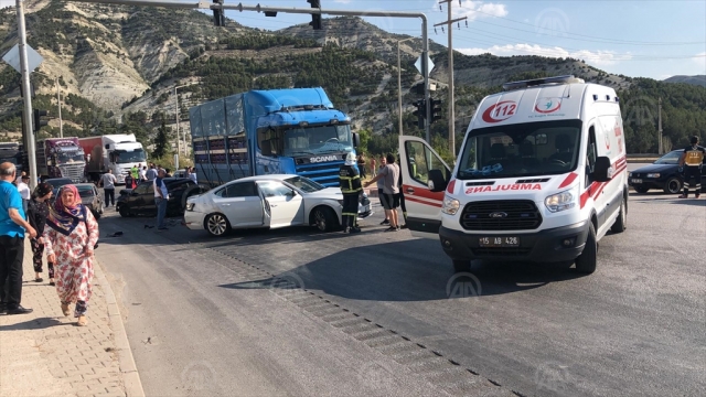 Burdur'da kamyon trafik ışıklarındaki otomobillere çarptı: 5 yaralı