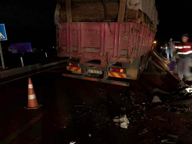 Burdur'da kamyonla otomobil çarpıştı