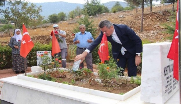 Burdur'da Kaymakam Sezgin, şehit mezarlarına karanfil bıraktı