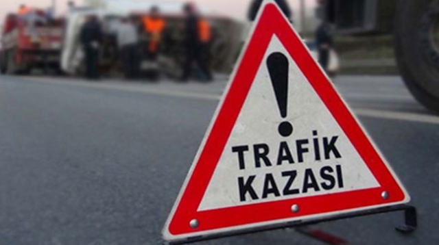 ​Burdur'da motosiklet trafik işaret levhasına çarptı: 1 ölü, 2 yaralı