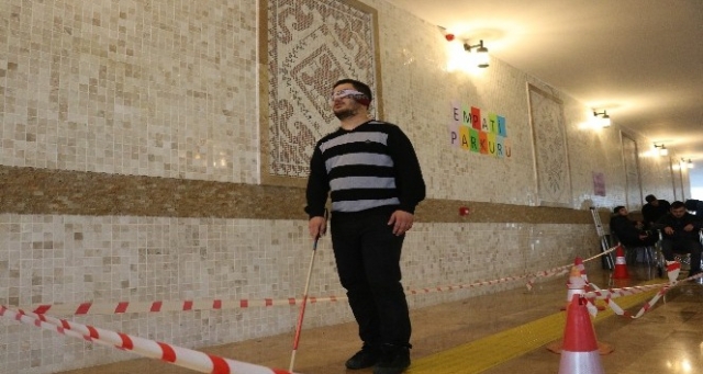 Burdur'da öğrenciler engelli bireyler için ‘empati parkuru'nda yürüdü