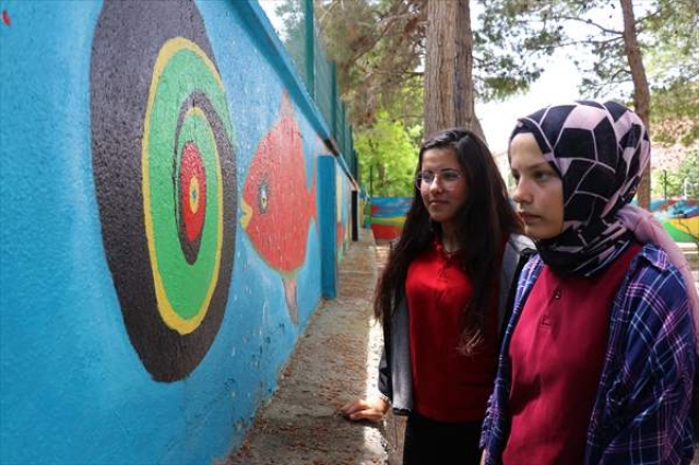 Burdur'da okul bahçesi duvarı tuval oldu