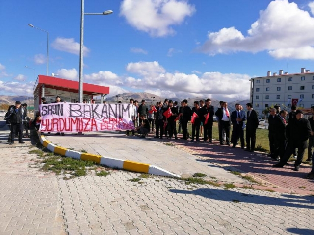 Burdur'da üniversiteli gençler çaya davet etti, Bakanlar kırmadı