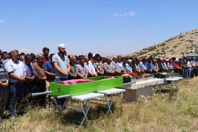 Burdur'daki kazada ölen 3 kişi toprağa verildi