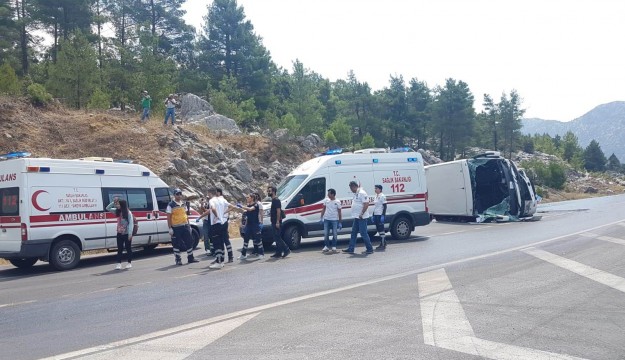 Çinli turistleri taşıyan tur otobüsü otomobil ile çarpıştı: 2 ölü, 31'i Çinli 33 yaralı 