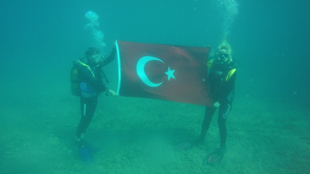 Denizin altında otizme dikkat çekip, Cumhuriyet Bayramı için Türk bayrağını dalgalandırdılar   