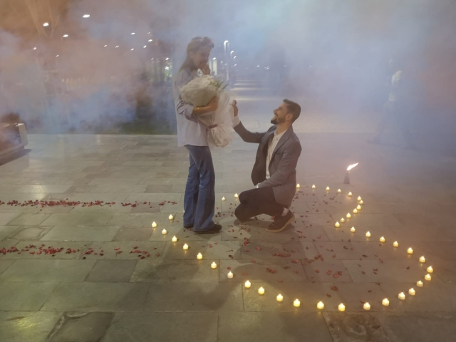 Din görevlisinden nişanlısına Rus turistlerin arasında evlilik teklifi 