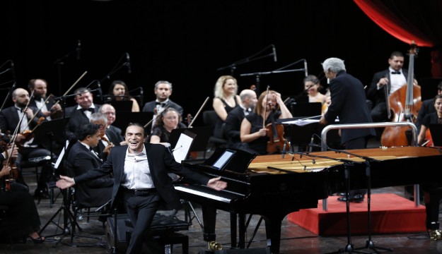 Fahir Atakoğlu'ndan Antalya'ya özel beste