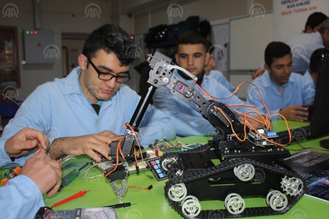 "Fatih'in torunları" yerli üretim robotlar için kolları sıvadı