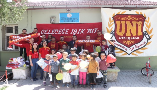 Galatasaray taraftar grubundan Isparta’daki köy okuluna kütüphane   