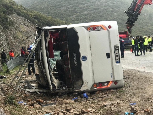 GÜNCELLEME 3 - Antalya'da yolcu midibüsü devrildi