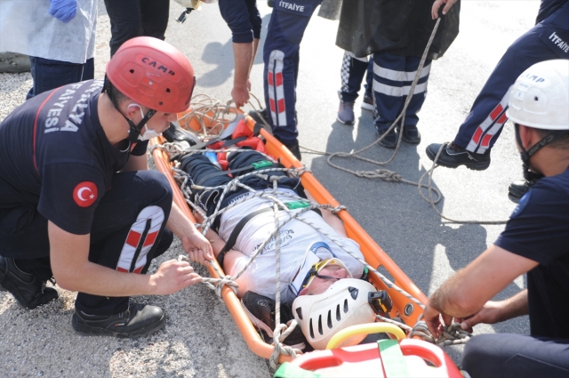​GÜNCELLEME - Antalya'da sarp arazide mahsur kalan kişi kurtarıldı