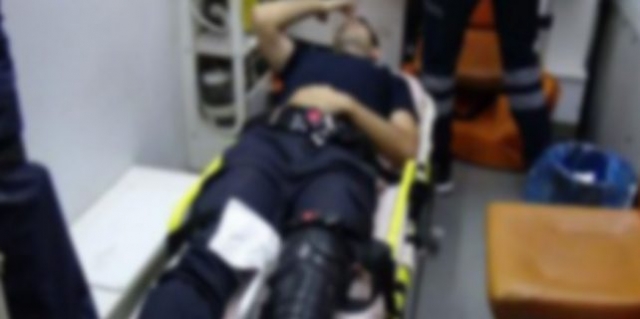 ​Gürültü yapan kardeşleri uyaran polis memuru bıçakla yaralandı