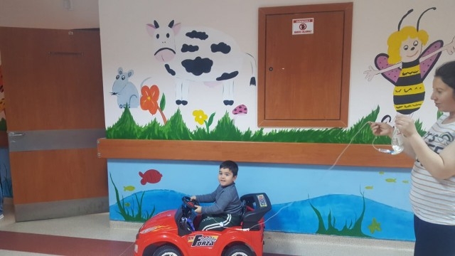 hastanede tedavi gören çocuklar için akülü araba